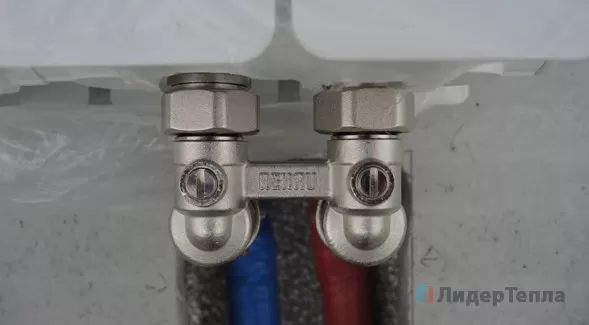 Блок шаровых кранов угловой Rehau G1/2-G3/4" (12407371001) Блок шаровых кранов угловой Rehau G1/2-G3/4" (12407371001)